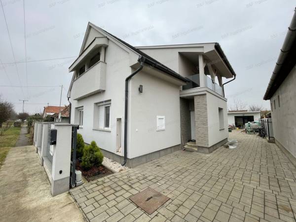 #4509 Újszerű 156 m-es tégla családi ház, garázzsal