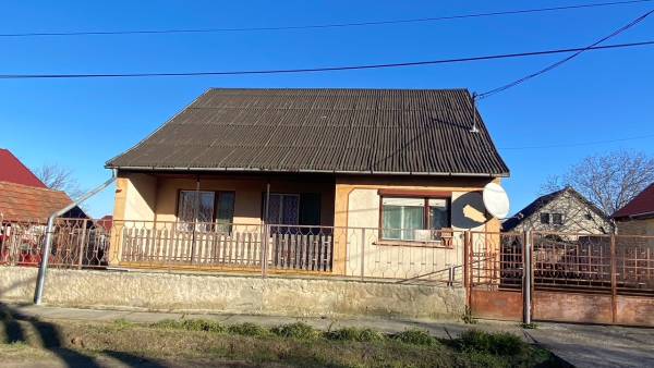 #4575 Simontornyán 4 szobás családi ház műhellyel ipari árammal eladó!