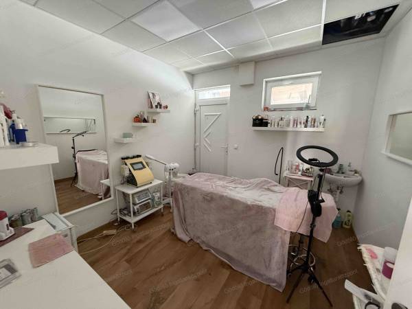 #6767 Eladó Üzlethelyiség Aszód