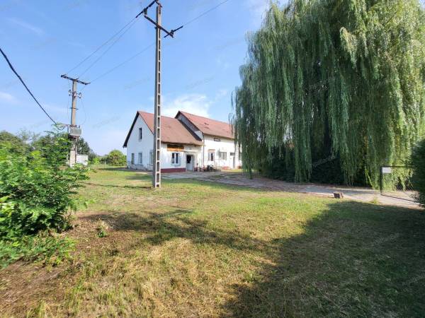 #3547 Eladó söröző Kölcsén 