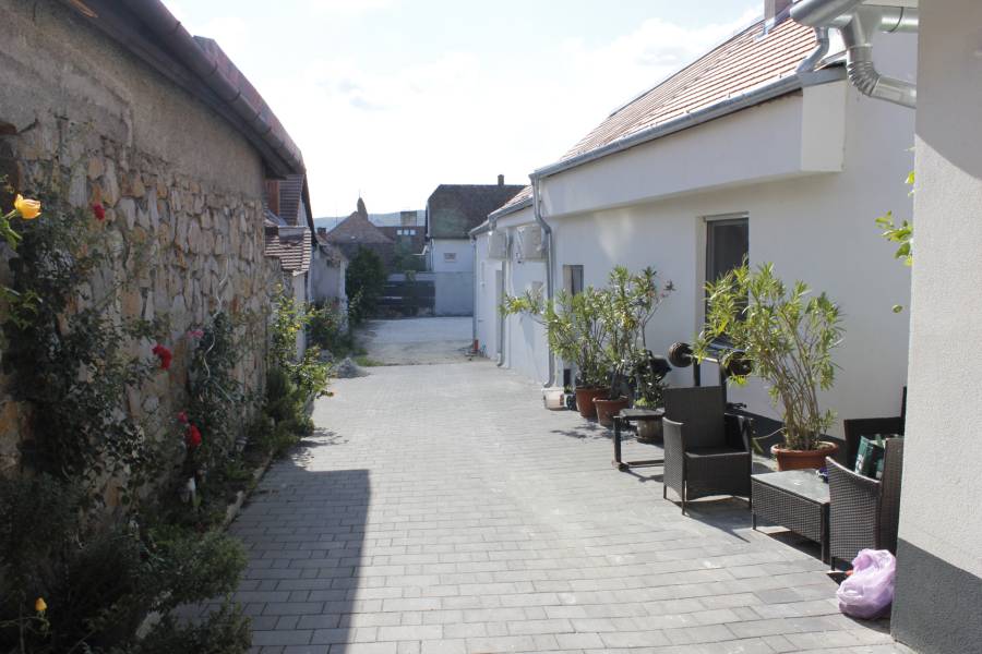 #11560 Sopron Gazda u-ban – teljesen felújított sorház eladó!