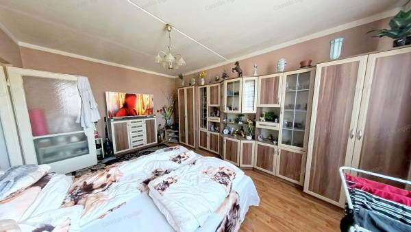 #9743 1 szoba + étkezős, RITKÁN TALÁLHATÓ, remek elrendezésű GARZONLAKÁS eladó Veszprém Stromfeld utcában.