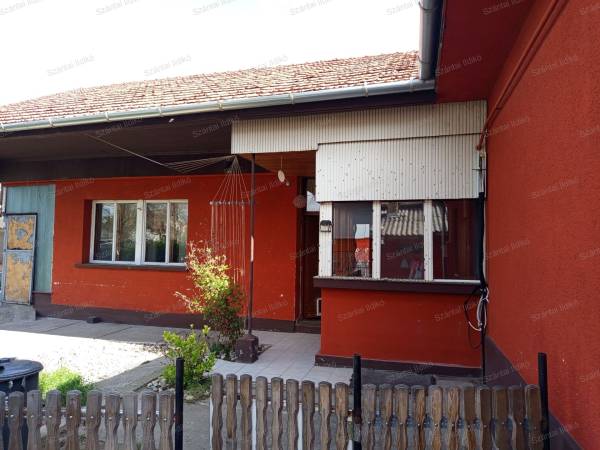 #9565 Vecsés központi helyén ikerház egyik fele eladó!