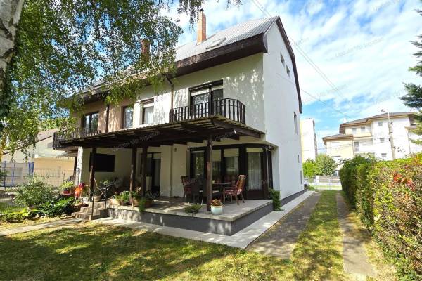 #8009 SIÓFOK ARANYPARTON, NÉHÁNY LÉPÉSRE A BALATONTÓL  IKERFÉL NYARALÓ/CSALÁDIHÁZ  ELADÓ!