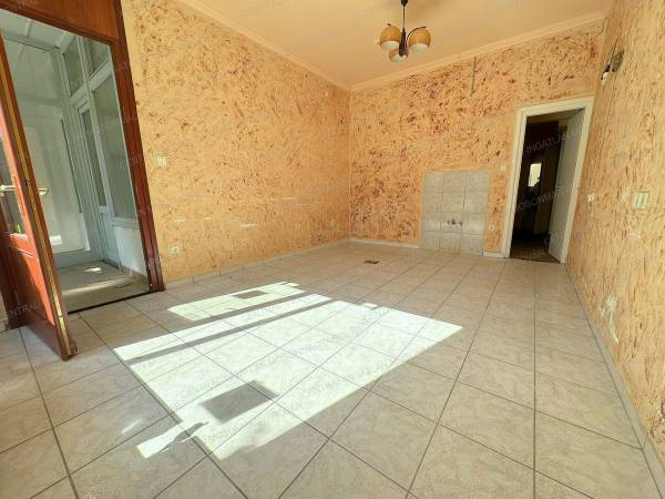 #8075 Belvárosi üzlethelyiség a sétálóutcában eladó! 