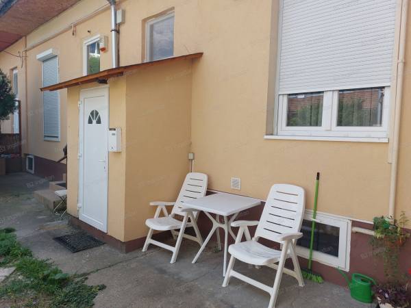 #9516 Eladó Zuglóban egy 24nm-es felújított garzon kertkapcsolattal.