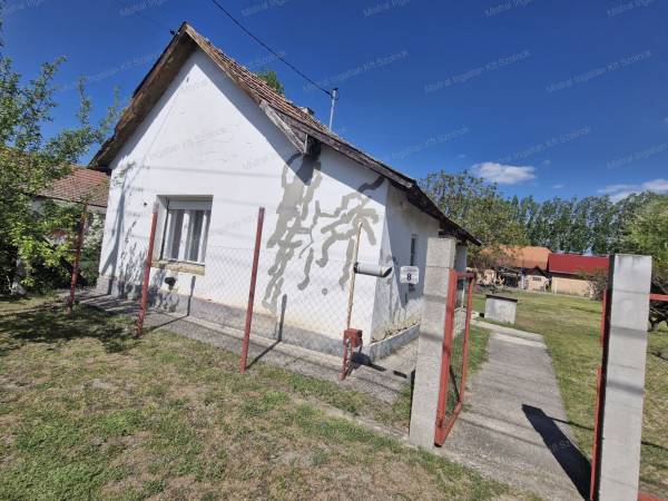 #10021 Újszilváson eladó egy 37 m2-es 1 szobás családi ház !