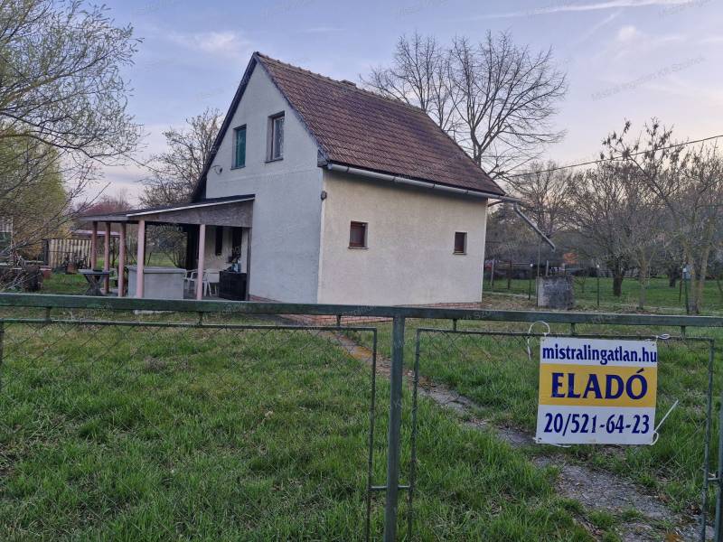 #8689 Halászlakon eladó egy 1282 m2-es zártkert 60 m2-es kétszintes házzal !