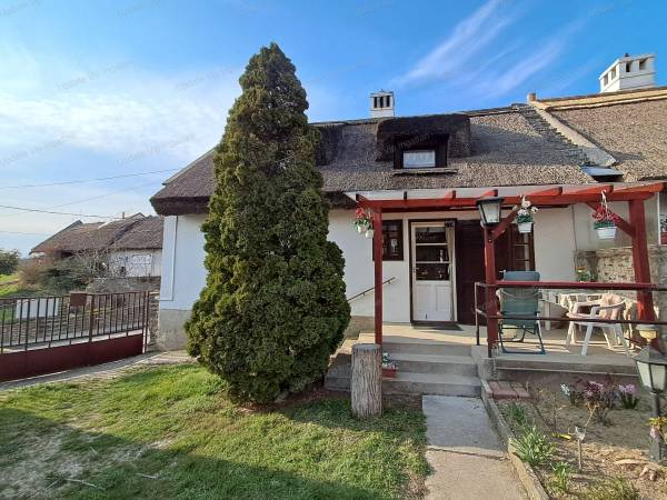 #8835 Tihany szívében hangulatos parasztház eladó – kiváló befektetés vagy nyaraló!