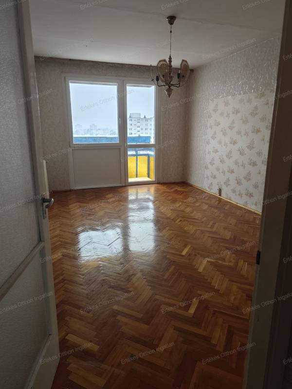 #5120 Eladó napfényes Jósavárosi panellakás liftes házban – azonnal költözhető