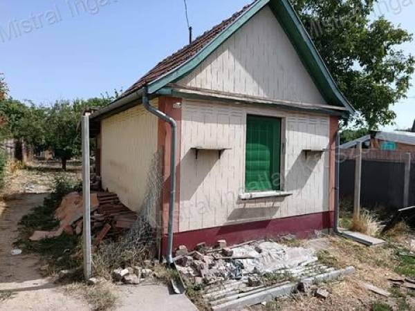 #4848 Tiszaközeli telek épülettel