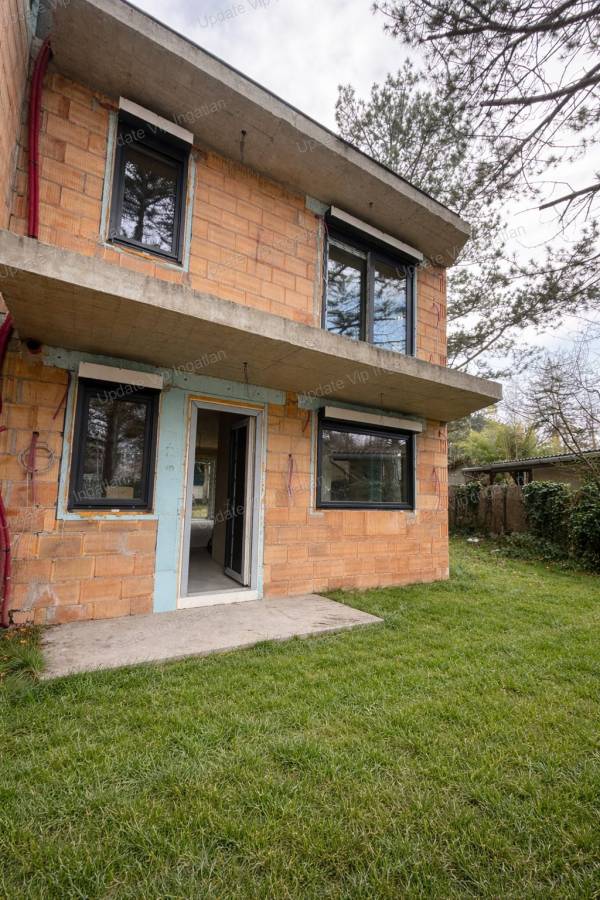 #9985 Balatonszéplakon, vízközeli, teraszos, kertkapcsolatos, luxus, kertkapcsolatos, medencés ikerházfél eladó!