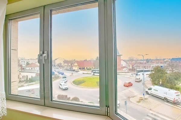 #9606 Érd központban, a Korall házban, 88 nm-es, 4 szobás, 2. emeleti téglalakás új tulajdonosát várja.