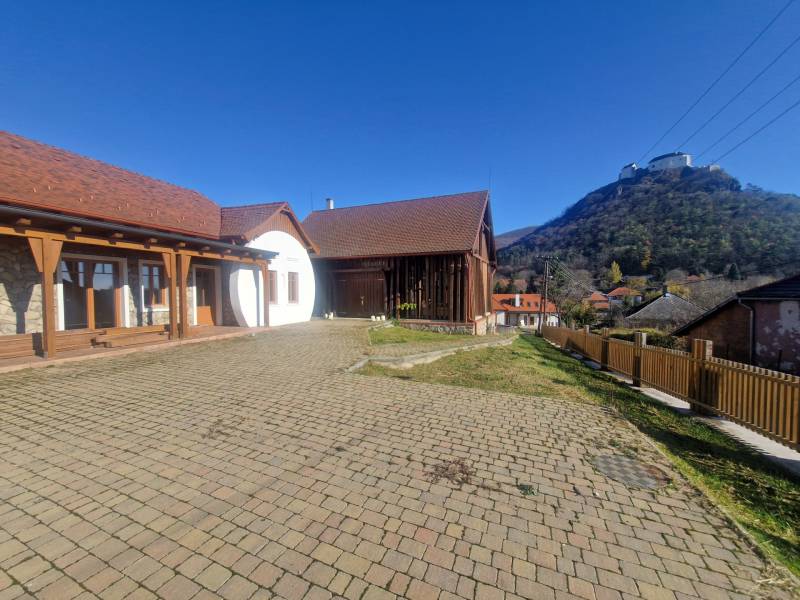 #11194 A Füzéri Vár lábánál, közel 1 hektáros területen, 23 lakrész, a felépítmények kb.1500m2  (9 külön épület, (lakóházak)) újszerű állapotban eladó
