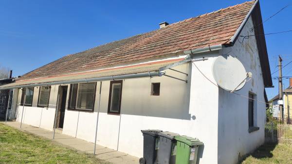 #10014 Tolnanémedin, 3 szobás parasztház, nagy telekkel, műhellyel eladó!