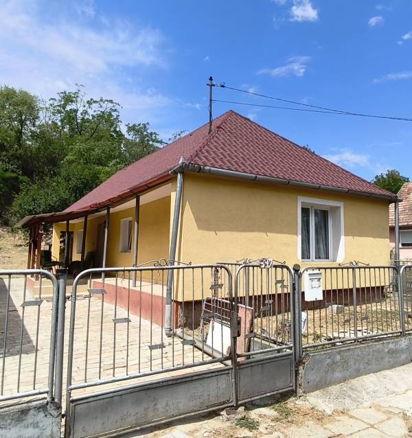 #12355 Tolna megyében, Szakályban, 2 szobás, szigetelt, felújított családi ház, új tetővel, cserépkályhával ELADÓ!