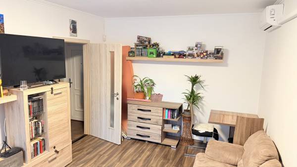 #5872 Veszprém, Cholnokyvárosban 3+1 félszobás, felújított tágas panellakás eladó!