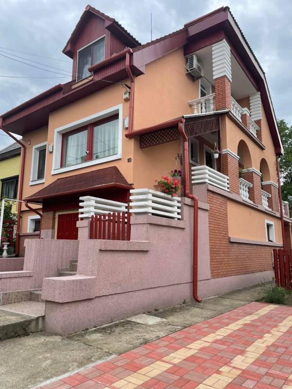 #4403 Miskolcon eladó tágas családi ház