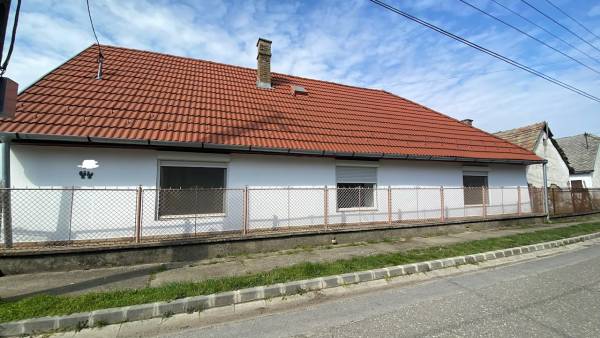 #8706 Tolnanémediben felújított, 3 szobás, családi ház nagy telekkel eladó!
