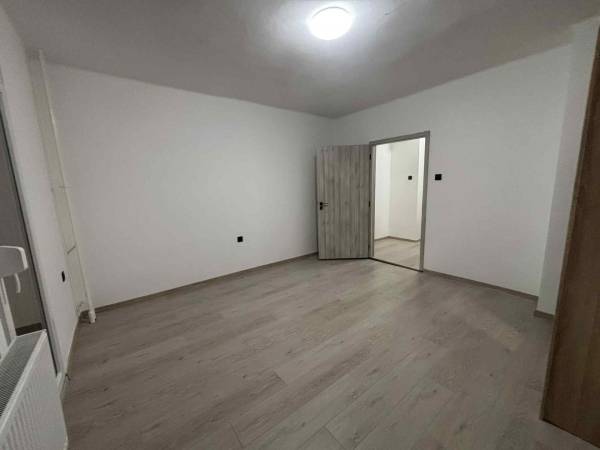 #8527 Első emeleti, felújított, két szobás lakás, kertvárosi környezetben eladó!