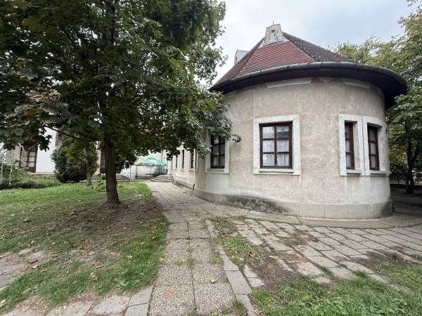 #8234 Sokoldalú ingatlan eladó Almásfüzítő központjában – étterem, presszó, konyha és fejlesztési lehetőség egyben!