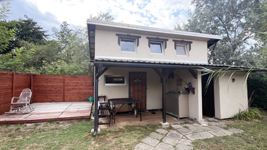 #12983 Horgászház ELADÓ a bokodi tavon, a Lebegő faluban!