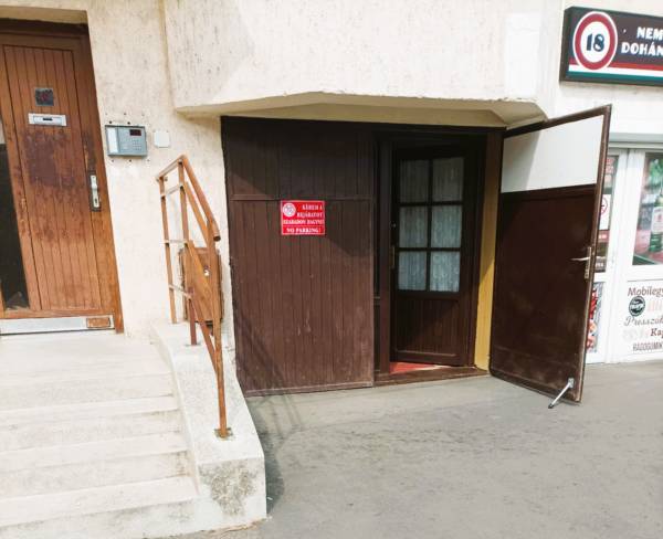 #7652 Eladó Üzlethelyiség Szolnok