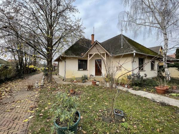 #4173 Hajdúszoboszlón 127 m2-es családi ház garázzsal, parkosított kerttel