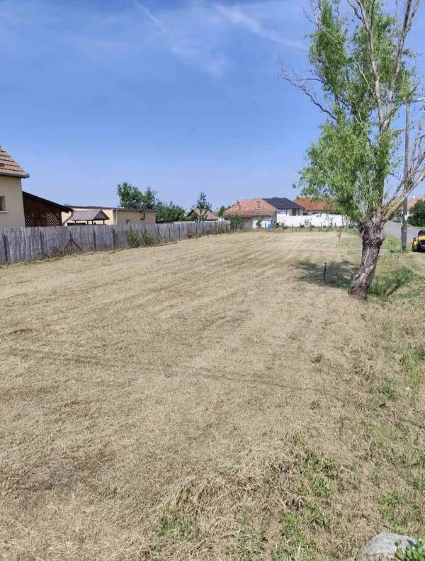 #7668 Eladó Építési telek Besenyszög