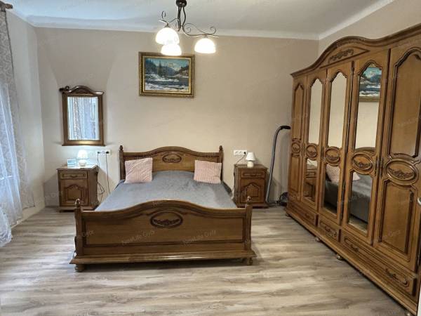 #7338 Eladó felújított ikerház Gyárvárosban