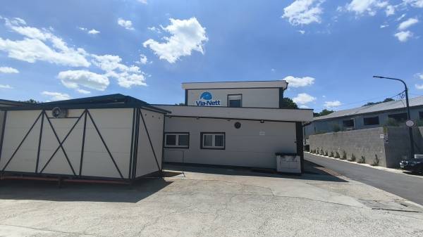 #12194 Balatonfűzfőn, 3 szintes családi vállalkozás ipari telephelye, 160 m2-es felújított lakótérrel ELADÓ!