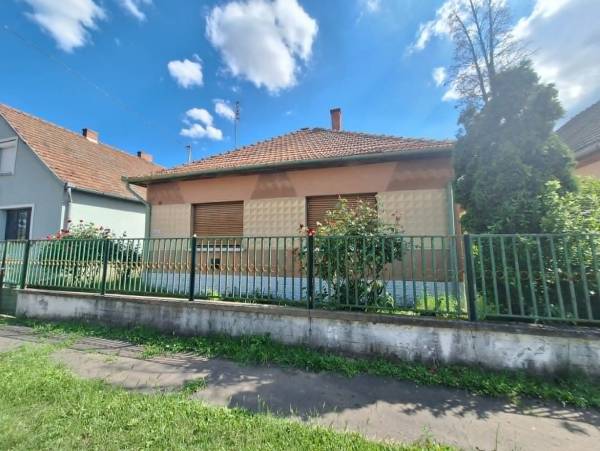 #11126 Eladó családi ház Szolnok