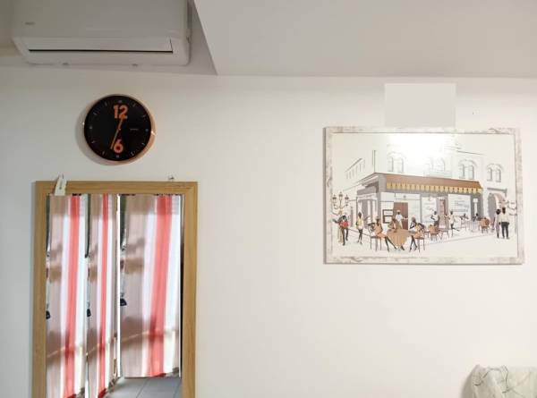 #5693 Kecskemét Széchenyiváros forgalmas részén 18m2-es, utcafronti üzlethelyiség, nagy üveg kirarattal eladó!