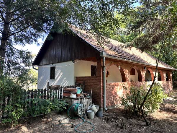 #8854 Tápiószecsőn eladó hangulatos, karbantartott tanya 