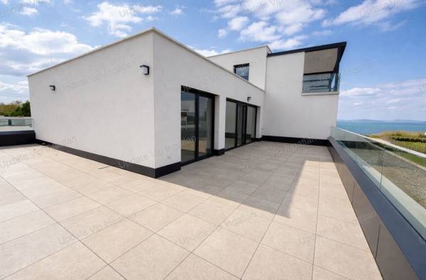 #8756 Vízparti,új építésű lakás óriási terasszal Balatonszemesen eladó