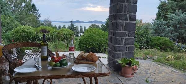 #4756 HÁROM KÜLÖN LAKÓRÉSZES, 7 szobás, pazar BALATONI PANORÁMÁS családi ház eladó Badacsonyban.