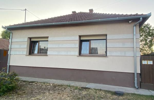 #12513 Lajosmizsén felújított 3 szobás, családi ház kiváló helyen, nagy terasszal eladó!