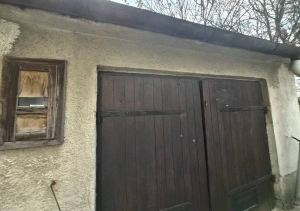 #9397 Tatabányán a tűzoltóság mellett 21 nm-es Garázs Eladó!