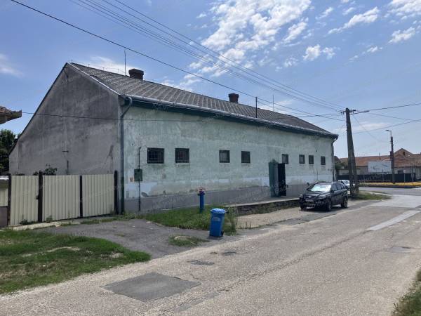 #8164 Eladó üzlethelyiség Polgár város szívében – frekventált helyen, főút mellett