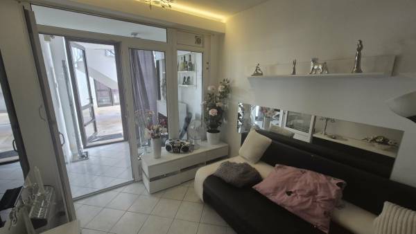 #4702 Sopron belvárosában, a Színház utcában eladó 15 m²-es üzlethelyiség!