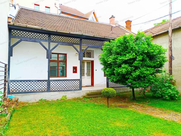 #4907 Miskolc történelmi városrészében eladó egy FÖLDSZINTI 3 szobás polgári stílusú lakás!