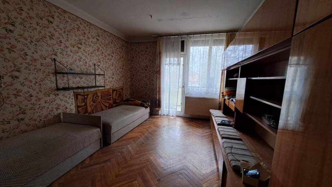 #4445 Lábatlanon a Piszkei ltp-en 2 szoba+erkélyes lakás eladó!