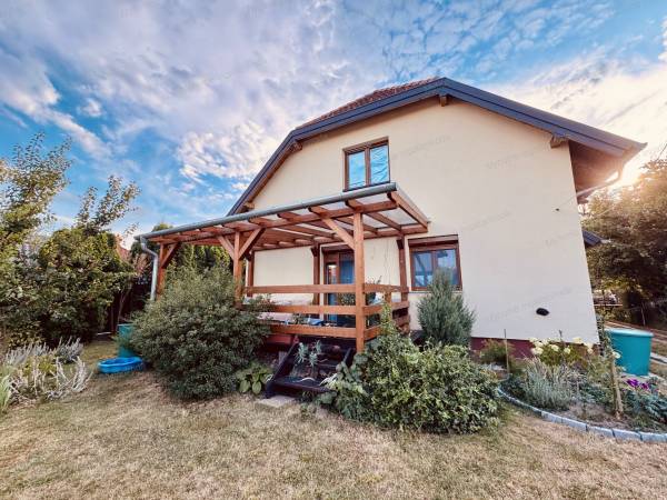 #12426 KIVÉTELES LEHETŐSÉG KESZTHELY NYUGATI VÁROSRÉSZÉBEN – 143 M²-ES, FELÚJÍTOTT CSALÁDI HÁZ 3 FÜRDŐSZOBÁVAL, KÉT FEDETT TERASSZAL, GARÁZZSAL