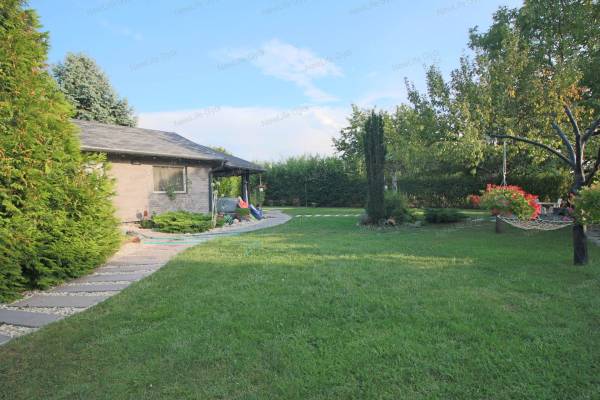 #7321 Eladó nyaraló Győr