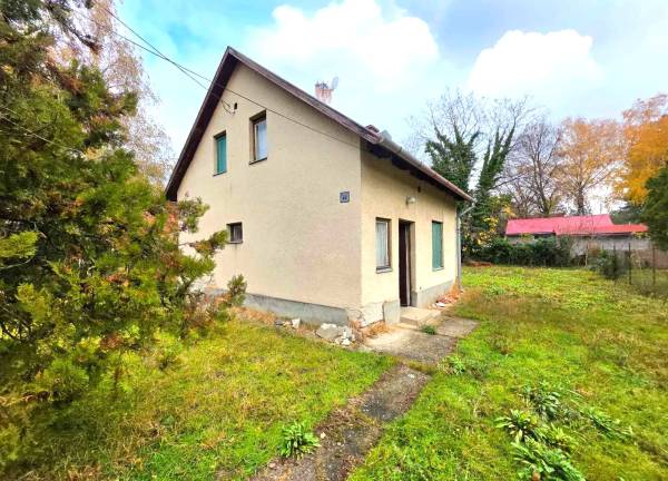 #6235 Pócsmegyer Surány részén a Vadrózsa utcában, forgalommentes, csendes, zöldövezetben eladó egy körbejárható, önálló, felújítandó állapotú, 57 m2-es hétvégi ház, 540 m2-es telken.