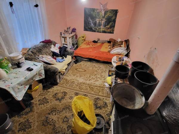 #4498 Eladó kis ház bérlőkkel együtt Leveleken