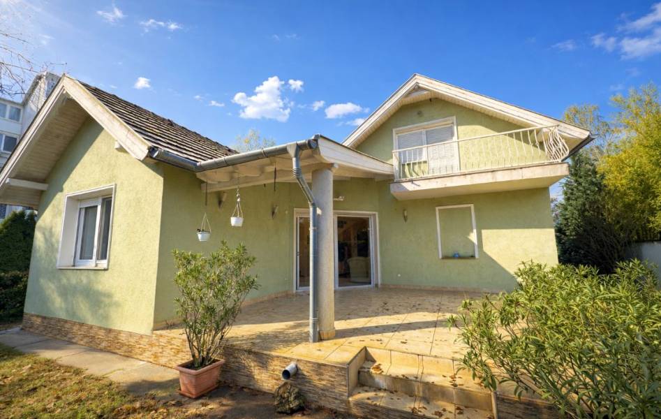 #8212 Balatonszéplakon eladó önálló  vízközeli nyaraló!