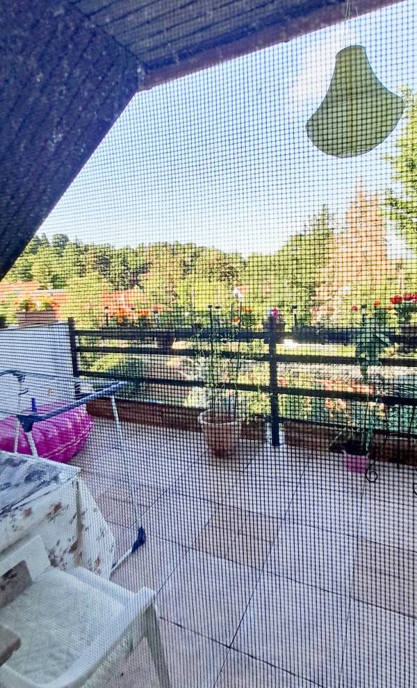 #4214 26HL2733 Leányfalu domboldalában családi ház felső lakása eladó.