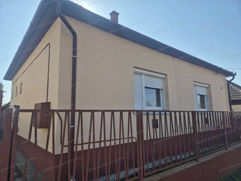 #7728 Zagyvarékason hőszigetelt családi ház eladó!