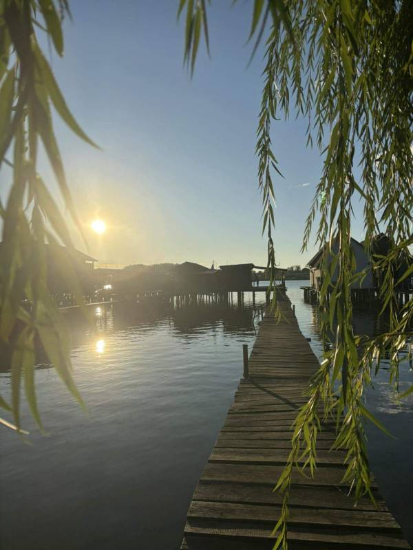 #8510 Hangulatos, szigetelt horgászstég eladó Bokodi tavon, saját telekkel és panorámával